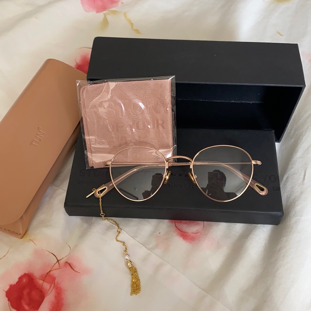 Rosegold eyewear with tassel chain.